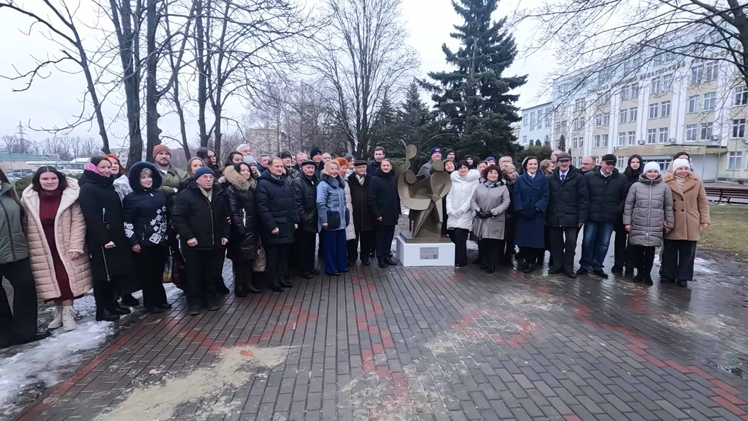 Скульптура встановлена до 100-річчя Сумського педагогічного університету