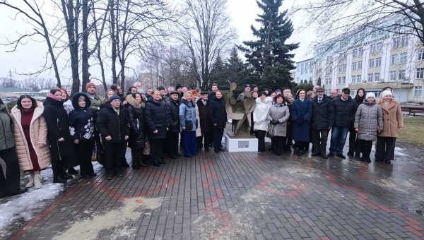 Скульптура встановлена до 100-річчя Сумського педагогічного університету